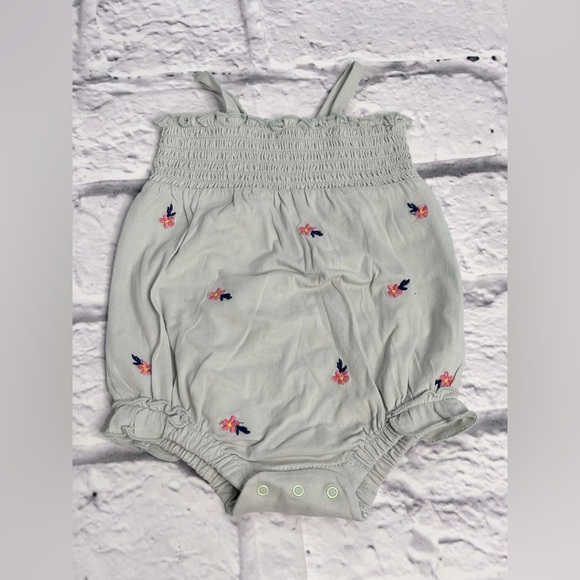 Nordstrom Other - Nordstrom infants gray floral one piece outfit new size 3 months